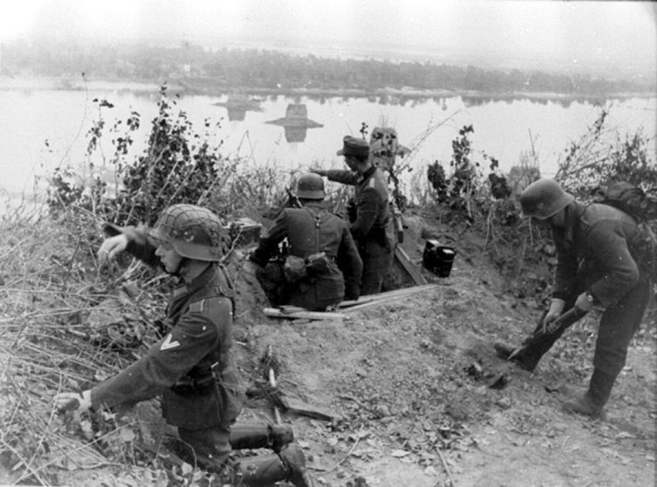 German soldiers during the Battle of the Dniepr.