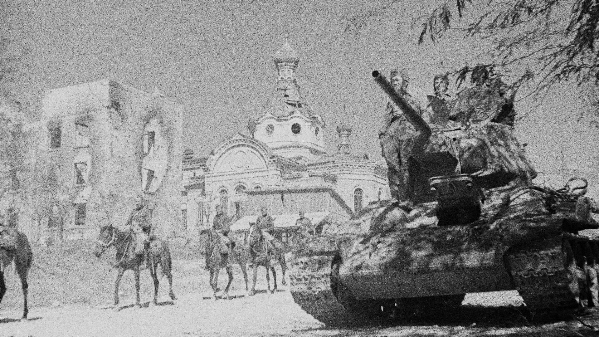 Soviet troops entering Novorossiysk.