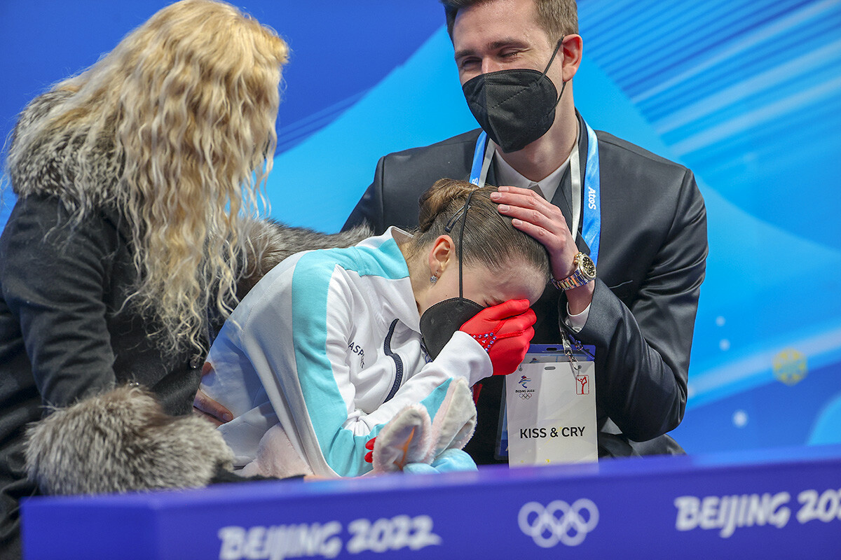 Kamila Walijewa reagiert auf ihre Punktzahl nach dem Frauen-Einzellauf-Kür am 13. Tag der Olympischen Winterspiele 2022 in Peking im Capital Indoor Stadium am 17. Februar 2022 in Peking, China.
