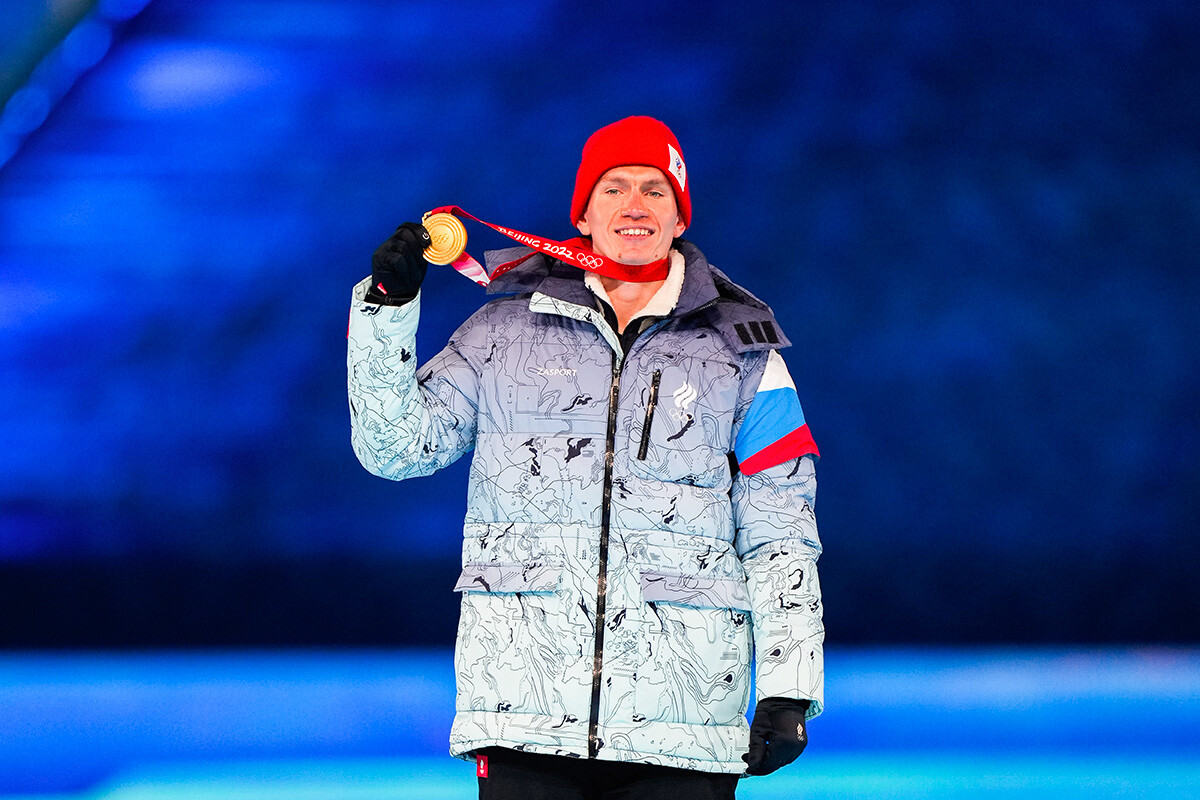 Der Goldmedaillengewinner Alexander Bolschunow posiert mit seiner Medaille während der Medaillenzeremonie beim Langlauf der Männer über 50 km Massenstart im Freien während der Abschlusszeremonie der Olympischen Winterspiele 2022 in Peking.