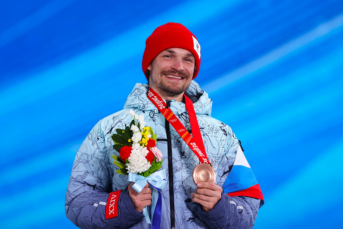 Bronzemedaillengewinner Victor Wild vom Team ROC posiert mit seiner Medaille während der Siegerehrung im Parallel-Riesenslalom der Männer am 4. Tag der Olympischen Winterspiele 2022 in Peking.