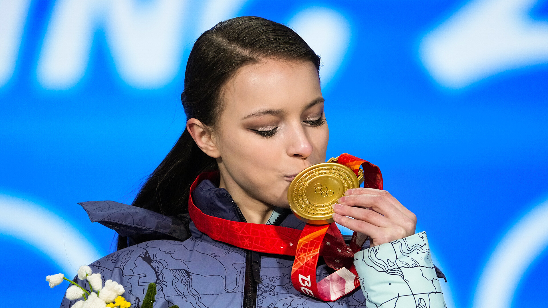Анна Шчербакова по време на церемония по връчване на медалите, 18 февруари 2022 г. в Пекин