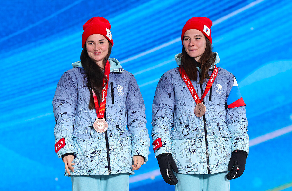 Бронзовите медалистки Юлия Ступак (вляво) и Наталия Непряева по време на церемонията по връчване на медалите в отборния спринт при жените
