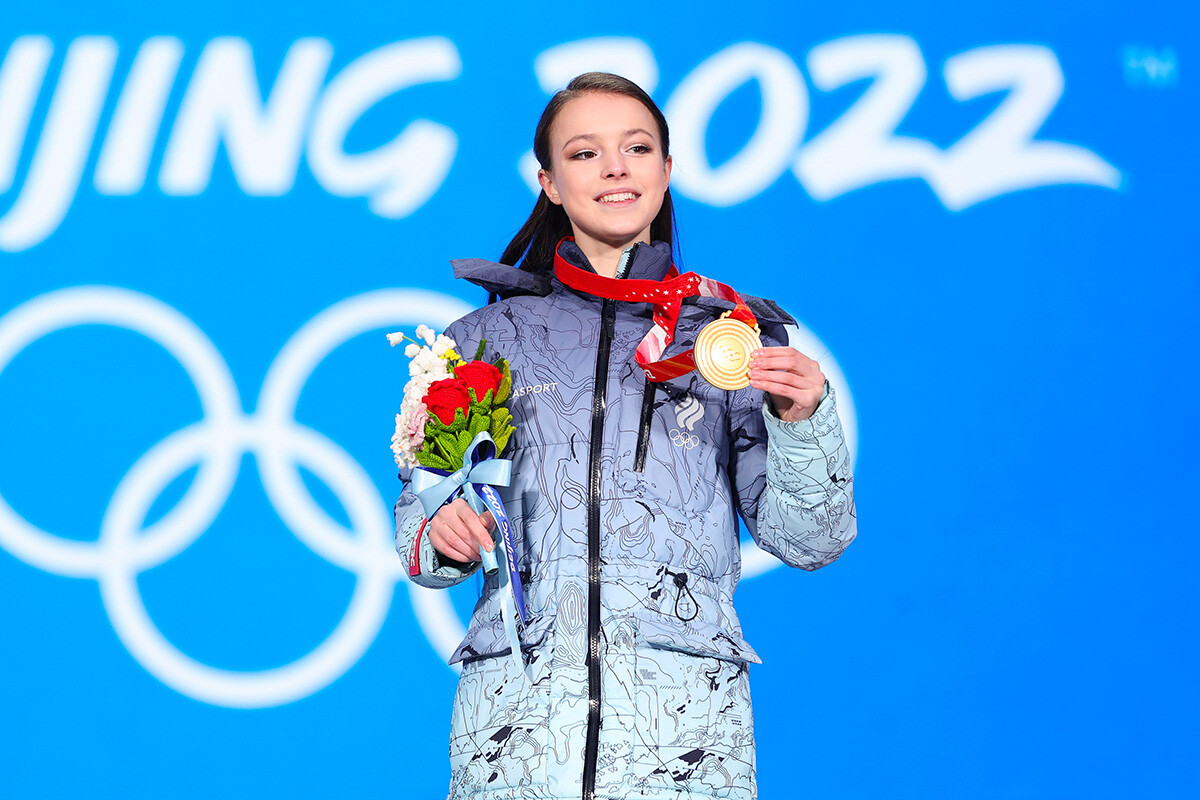 Добитница златне медаље Ана Шчербакова из тима Руског олимпијског комитета позира са својом медаљом током церемоније доделе медаља у појединачном клизању за жене 14. дана Зимских олимпијских игара у Пекингу 2022, 18. фебруара 2022. у Пекингу, Кина.