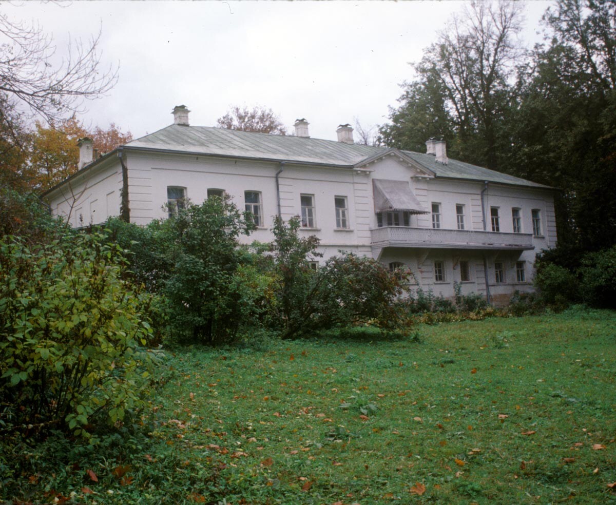 Maison de Tolstoï. Façade donnant sur le parc