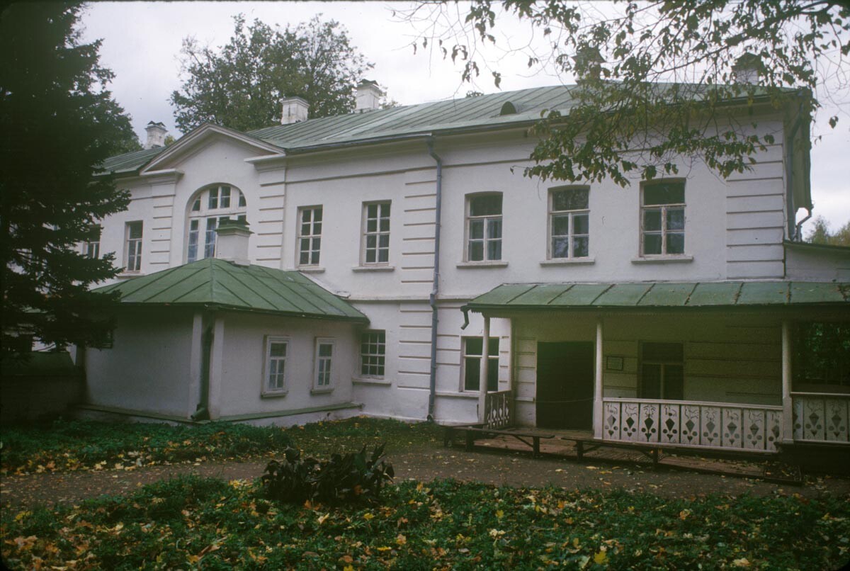 Maison de Tolstoï. Façade sur cour avec porche