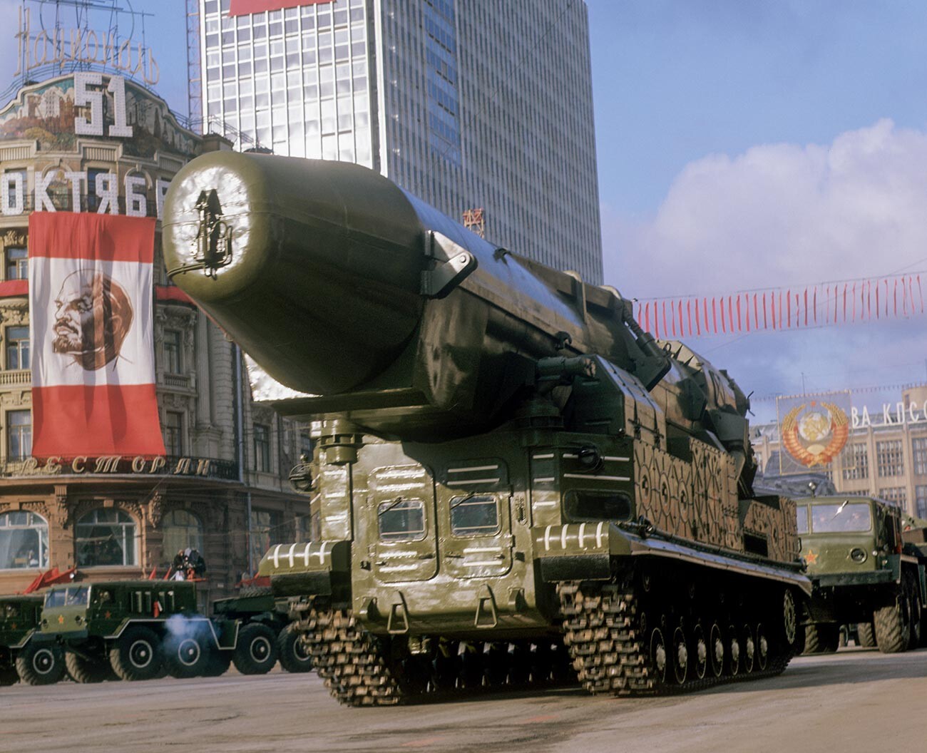 Des missiles balistiques avant le défilé militaire en l'honneur du 51e anniversaire de la Grande Révolution socialiste d'Octobre