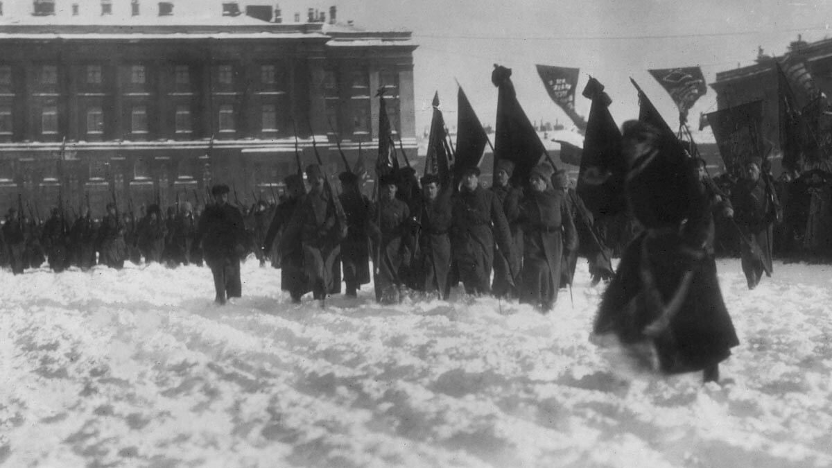 Die erste Militärparade auf dem Schlossplatz in Petrograd während der Feierlichkeiten zum Jahrestag der Roten Arbeiter- und Bauernarmee. 23. Februar 1919.