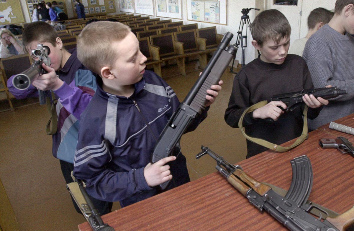 The exhibition of weapons was shown to schoolchildren. 