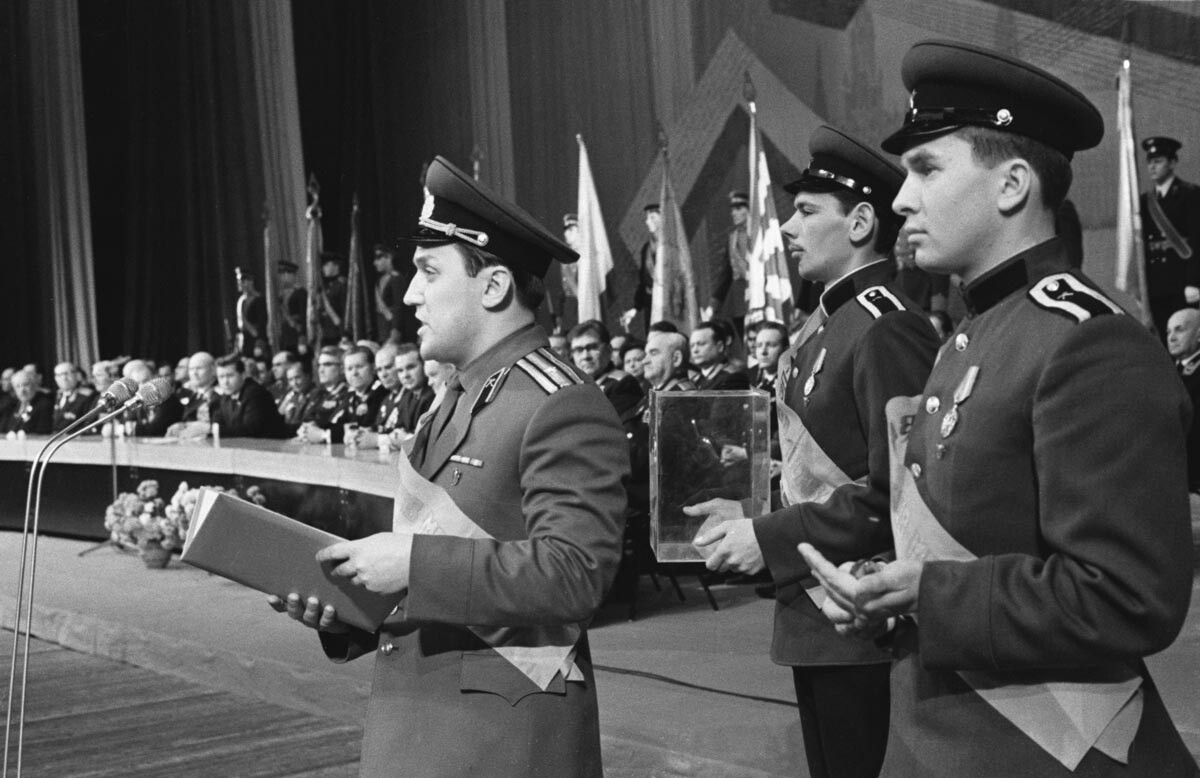 Manifestazione commemorativa delle prime vittorie dell'Armata Rossa sulla tratta Mosca-Pskov-Narva-Mosca. In mano, una teca con un campione di terra dei luoghi dove si sono tenute le vittorie. 1968