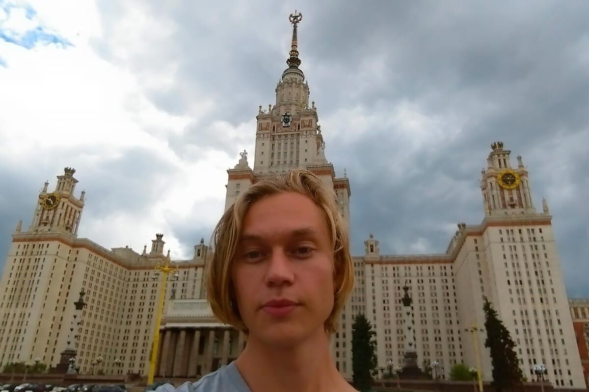 Arie davanti all'edificio dell'Università di Mosca