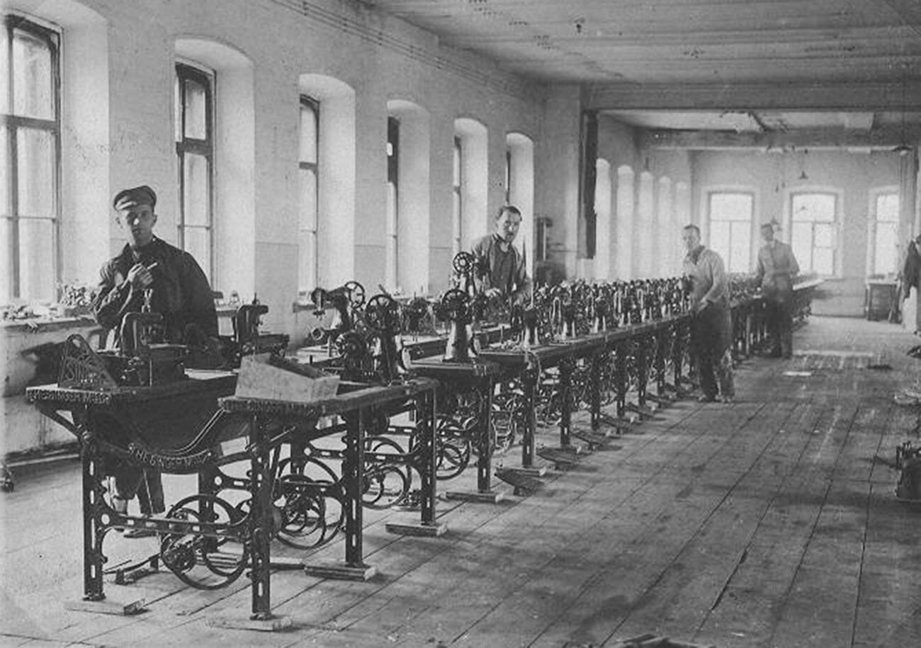 Arbeiter in einer Moskauer Schuhfabrik bei der Installation von Nähmaschinen.