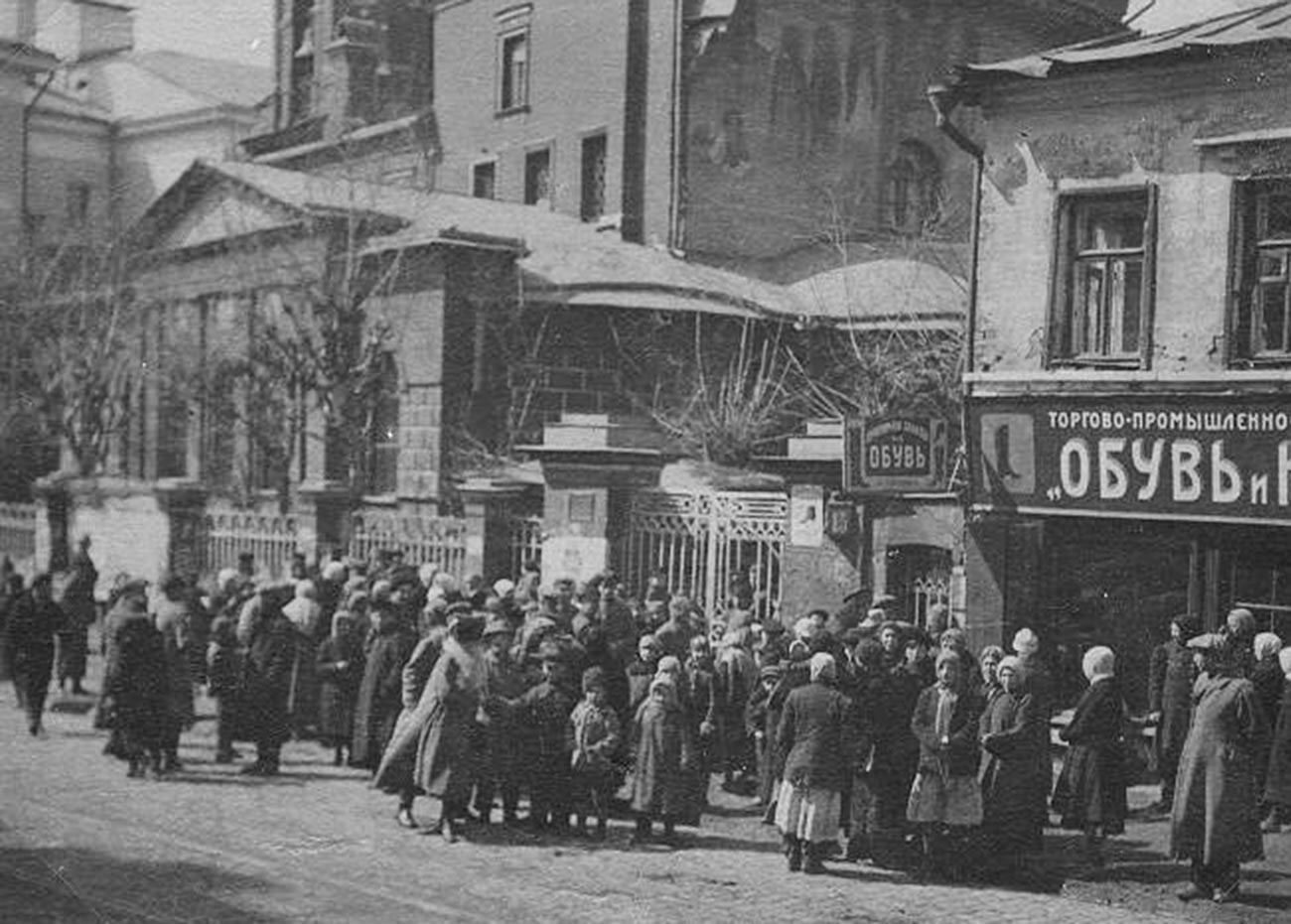 Die Moskauer drängten sich während der Beschlagnahmung von kirchlichen Wertgegenständen in der Nähe der (später abgerissenen) St.-Georgs-Kirche. 
