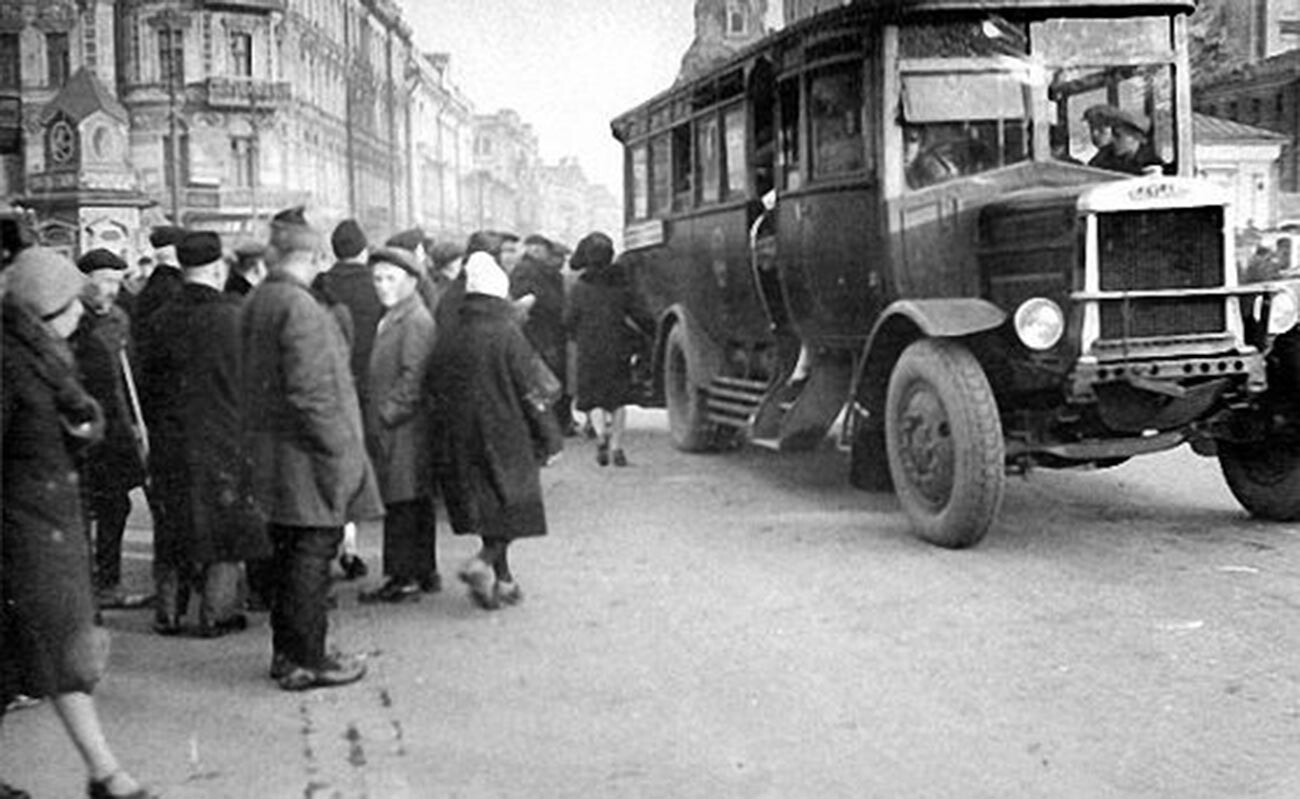 1922 wurde der Busverkehr in Moskau aufgenommen. Das Bild unten zeigt einen der ersten Busse des Moskauer Automobilwerks.