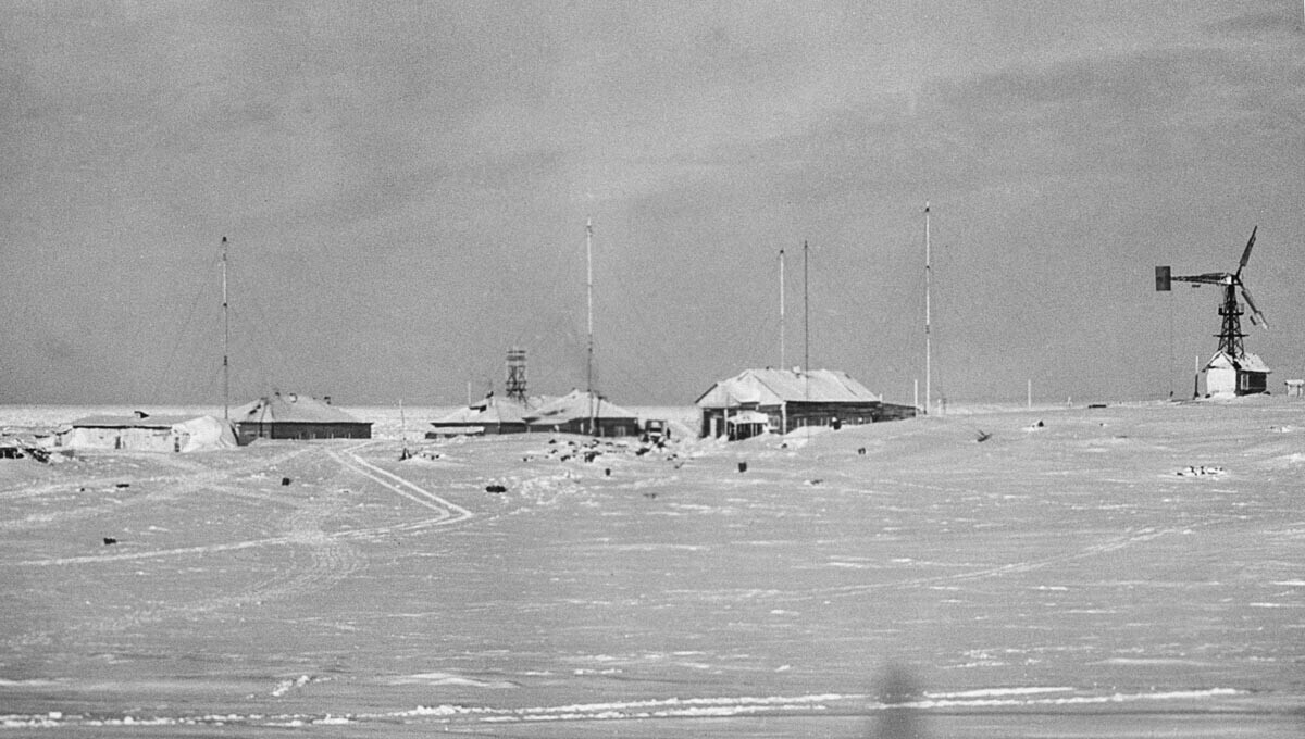 Краснојарски крај. Тајмирски национален округ. Април 1954. Куќи во селото Диксон, кое се наоѓа надвор од Арктичкиот поларен круг.
