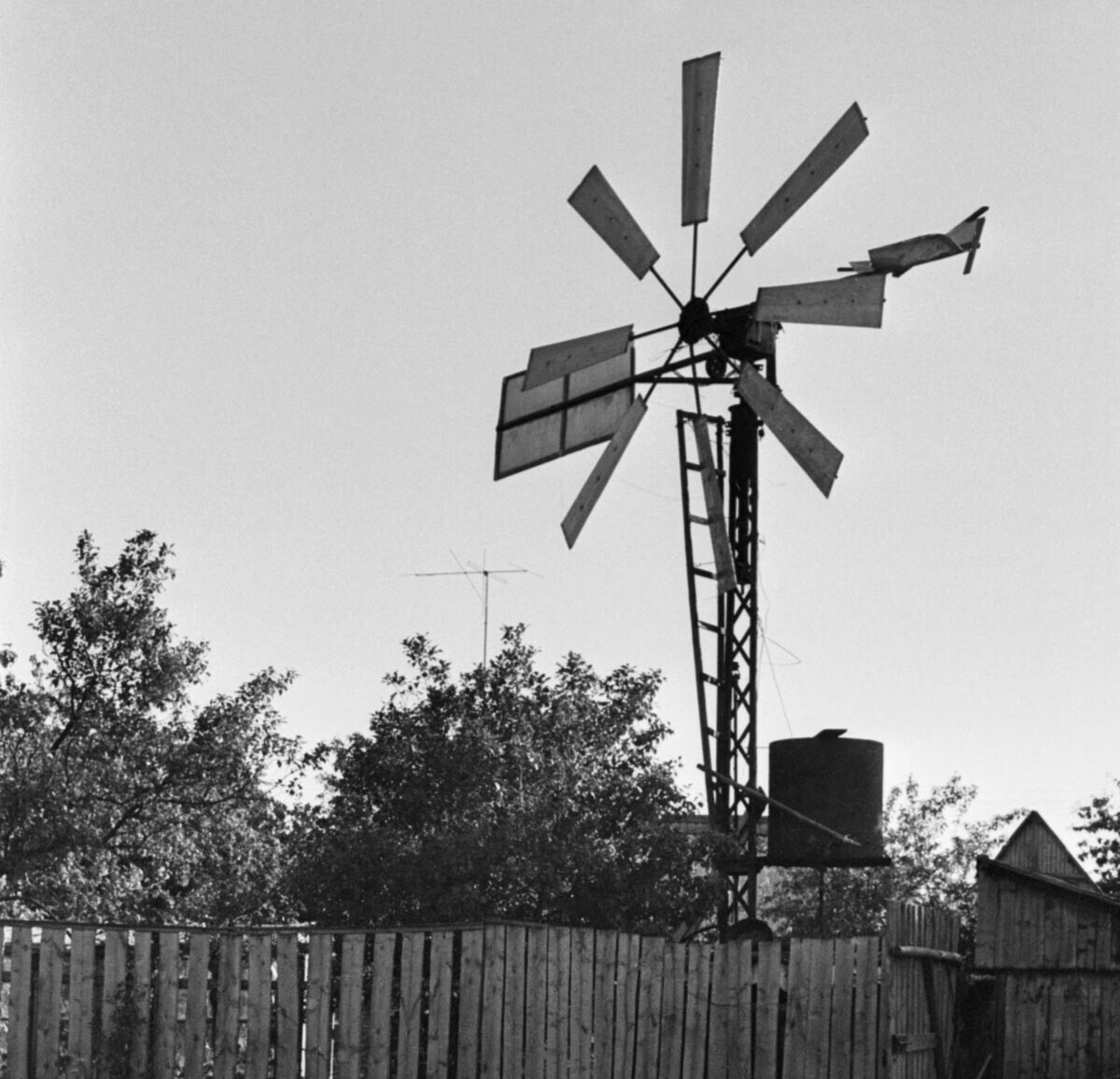 Брјанск, 1 јули 1994 година. Ветерна турбина конструирана од Евгениј Василевич Шилин.

