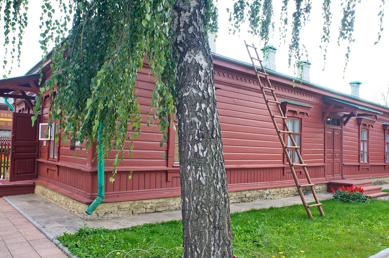 Stationmaster's house. Courtyard facade with main door through which Tolstoy's coffin was carried. August 10, 2013