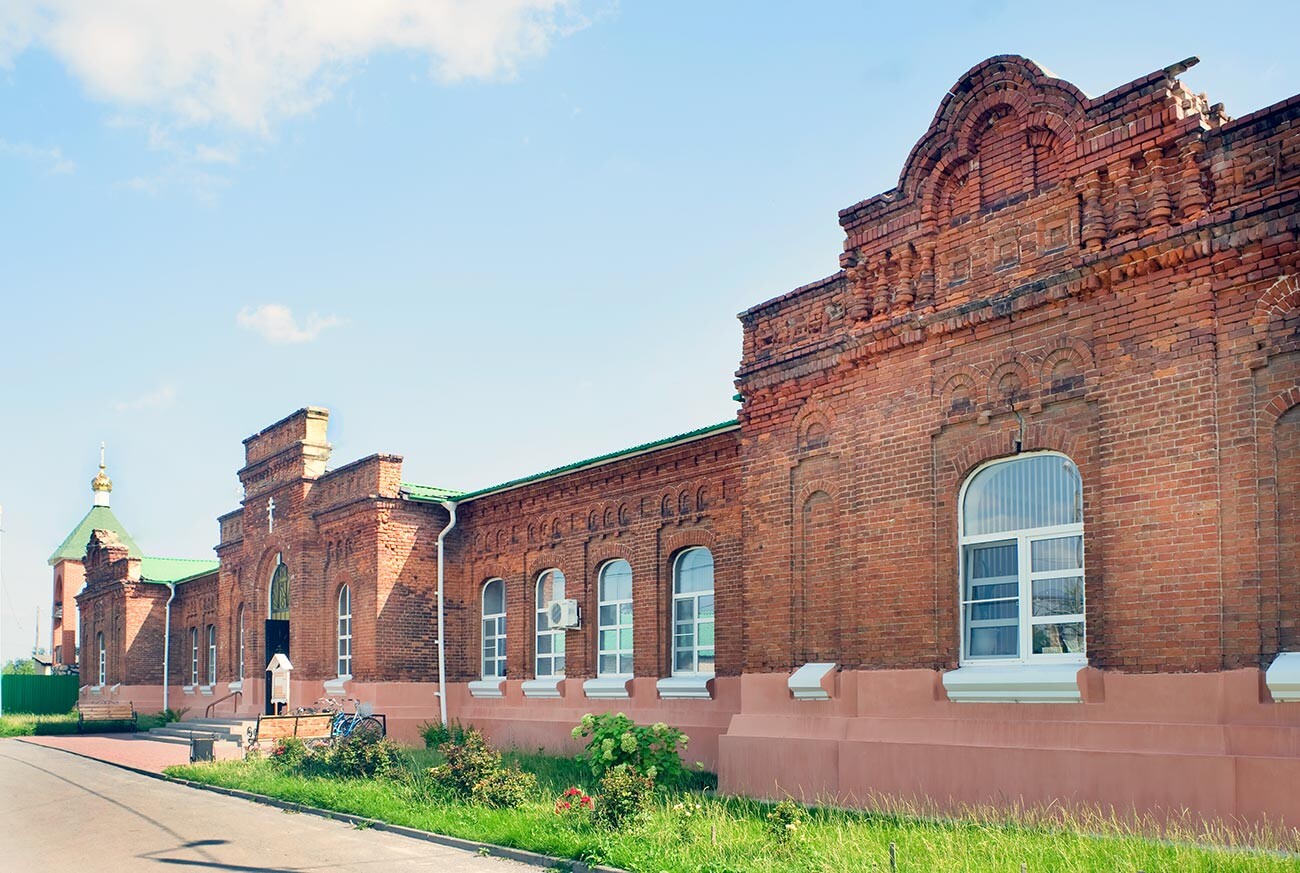 Astapovo Station. Railroad School, main facade. August 10, 2013