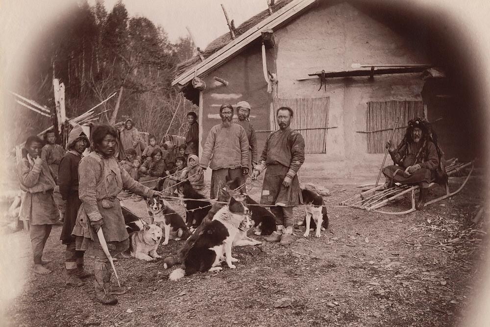 Tunggangan seremonial seorang syaman dengan anjing, 1900-an.