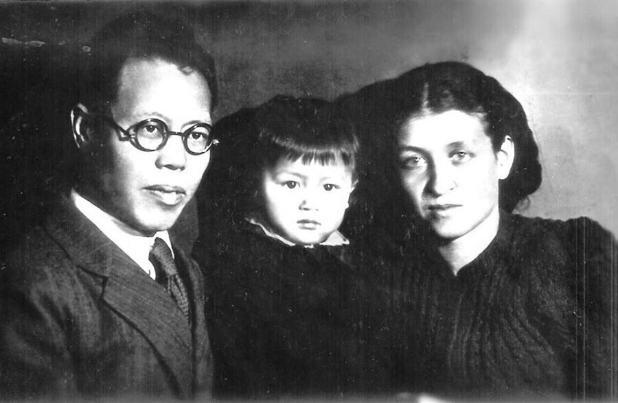 Li Lisan bersama istri dan putrinya Inna.
