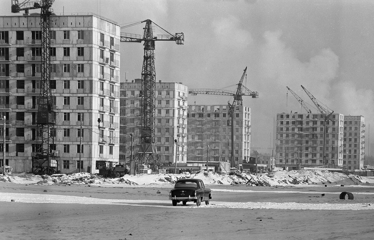 Pembangunan rusun panel di Distrik Khoroshyovo-Mnyovniki, Moskow, 1963.