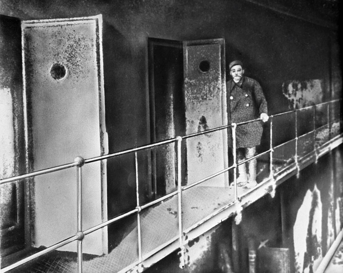 Пазач наблюдава килията на Николай Александрович Морозов