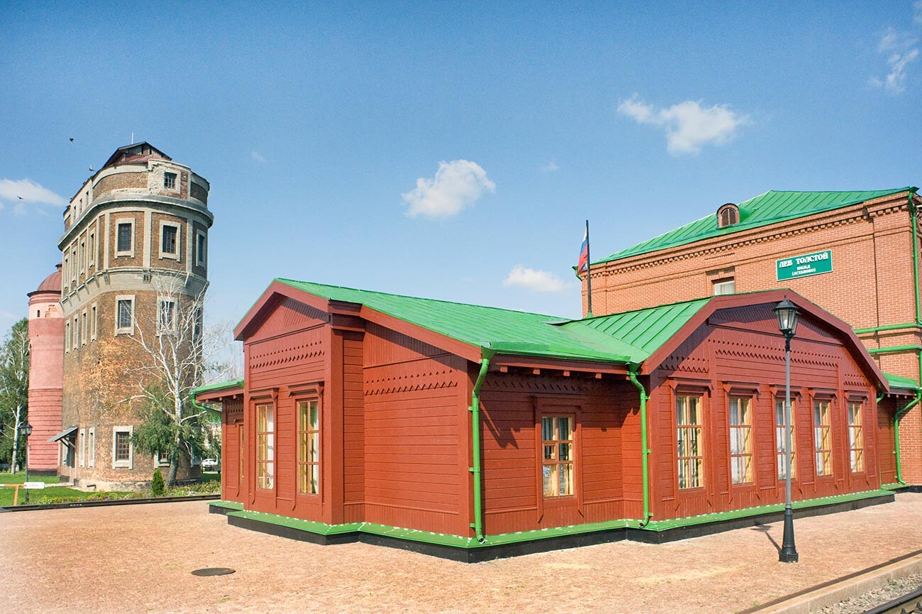 アスターポヴォ駅の最初の木造駅舎