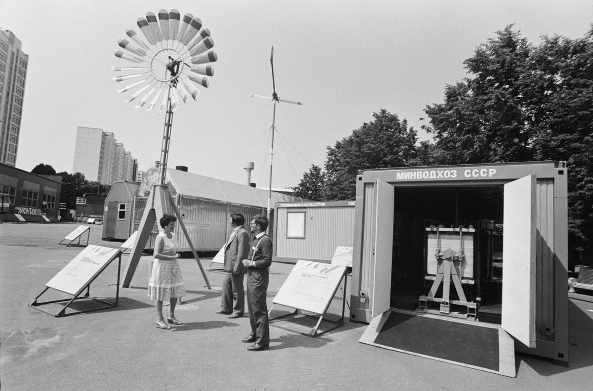 Moskau. 1. Juni 1986 Auf der Ausstellung werden die Windturbinen Romaschka und Maljutka vorgestellt.