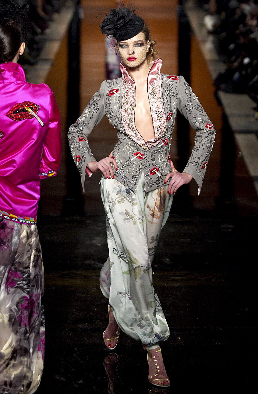 ПАРИЗ, ФРАНЦИЈА - 20 ЈАНУАРИ: Наталија Водјанова шета по пистата за време на модната ревија Ungaro Haute Couture пролет/лето 2003 во рамките на Париската недела на висока мода на 20 јануари 2003 година во Париз, Франција.

