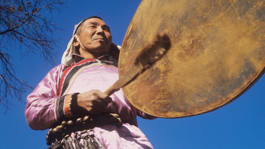 Šamanski ples, 1971. Primorsko ozemlje. Starejši Udeg izvaja šamanski ples s šamanskim bobnom.