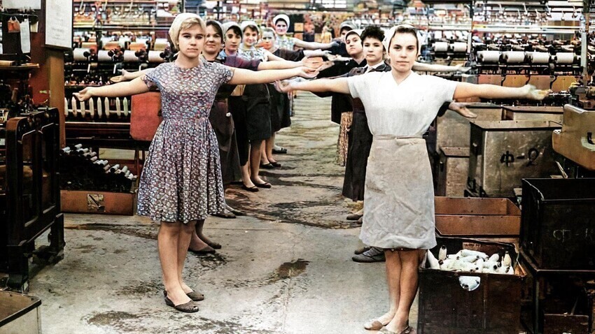 Hora da ginástica em fábrica têxtil, década de 1960