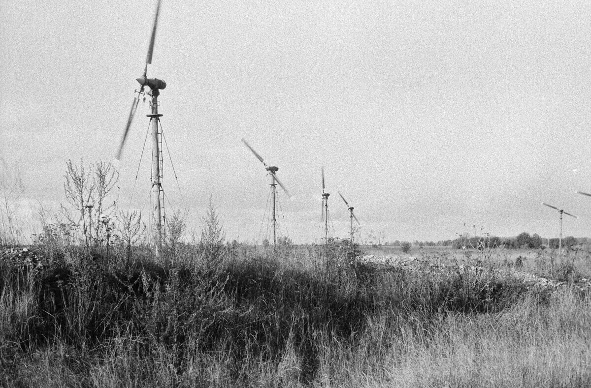 Turbinas eólicas na ilha de Saaremaa, Estônia, 1989