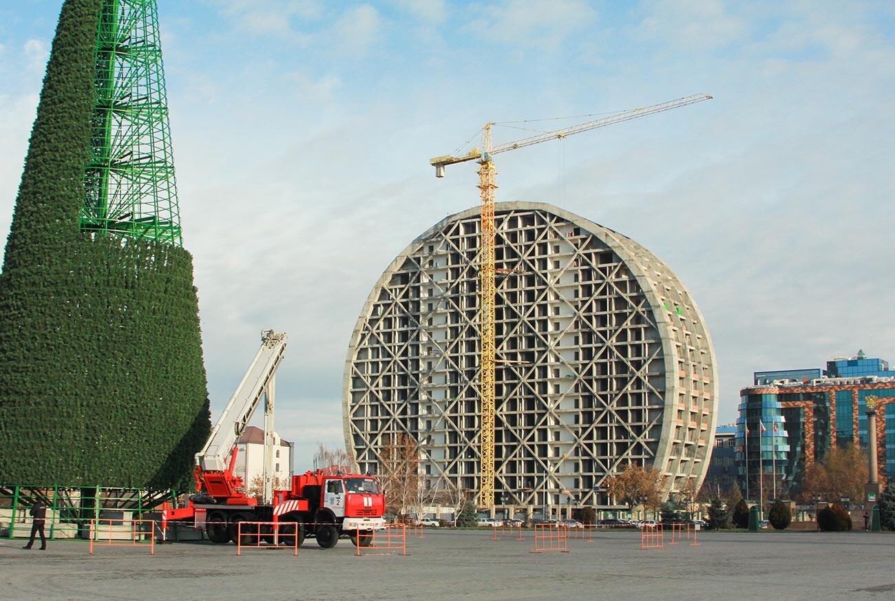 Dans le centre de Grozny, un sapin du Nouvel An est démonté après les célébrations 