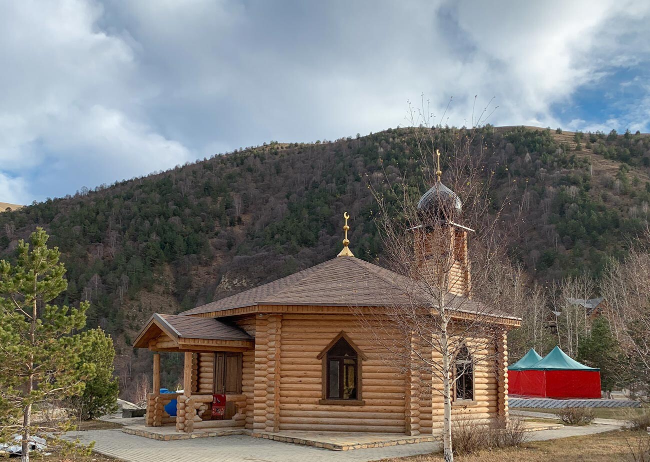 Petite mosquée en bois près du lac Kazenoï-am