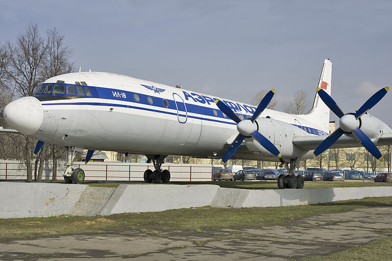 Il-18 expuesto en Sheremétievo, Moscú