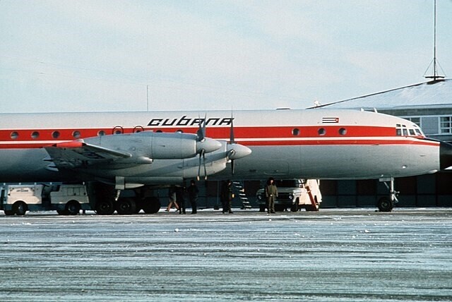 Personal de tierra atiende a un avión cubano Il-18