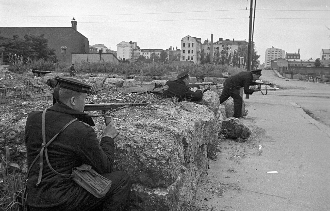 Моряки Балтийского флота ведут уличный бой в одном из районов города, 1944 г.