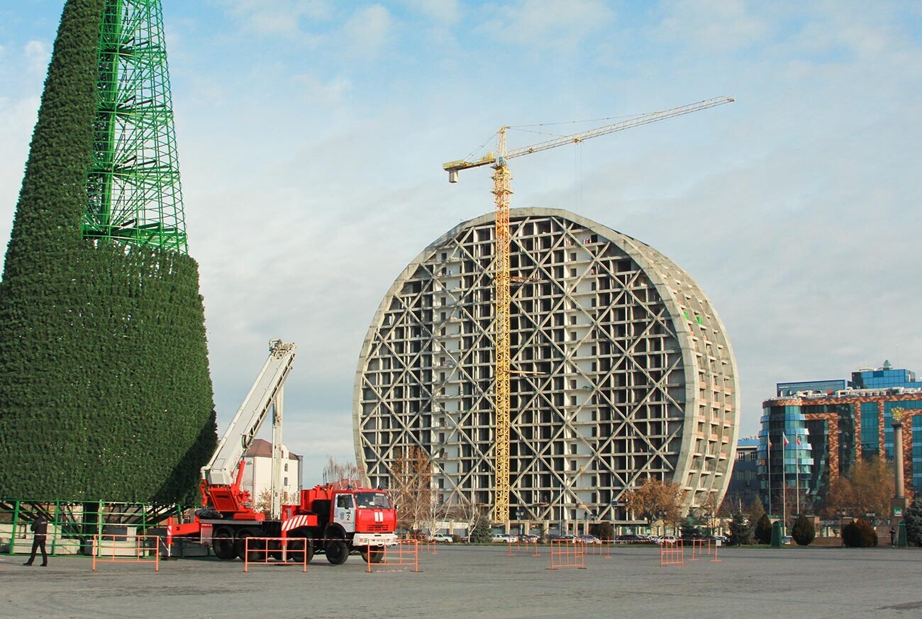 Di pusat Grozny, pohon Tahun Baru dibongkar setelah perayaan.