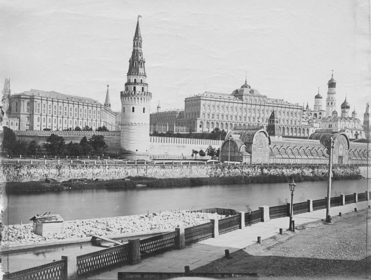 Pogled na Kremelj s Sofijskega nabrežja
