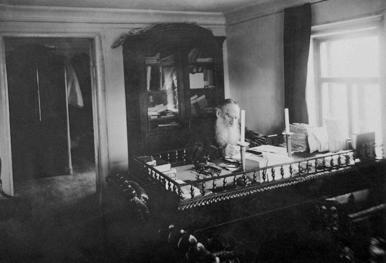 Lev Tolstoj pri delu v pisarni moskovske hiše.