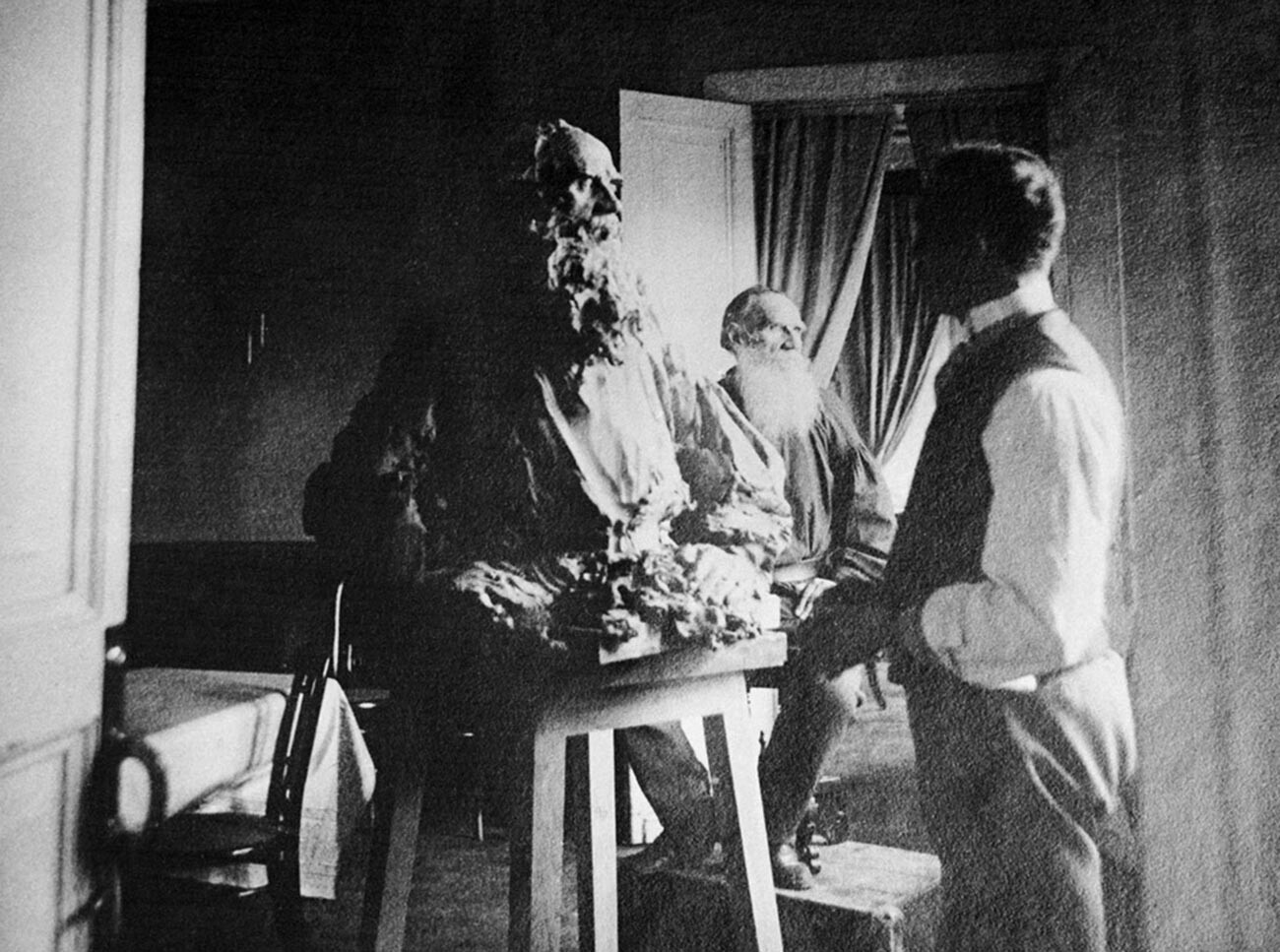 Paul Troubetzkoy sculpte un buste de Léon Tolstoï