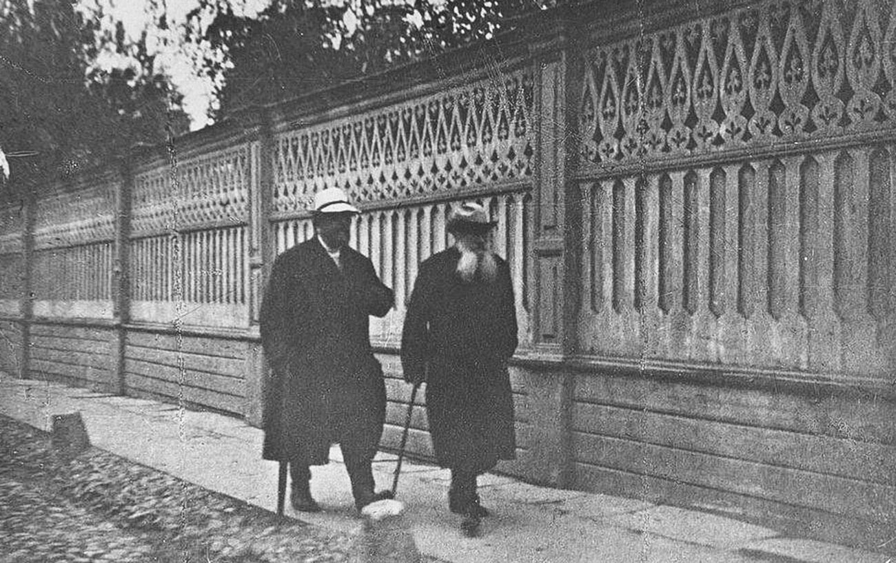 L’écrivain en compagnie de son secrétaire Vladimir Tchertkov, 1909