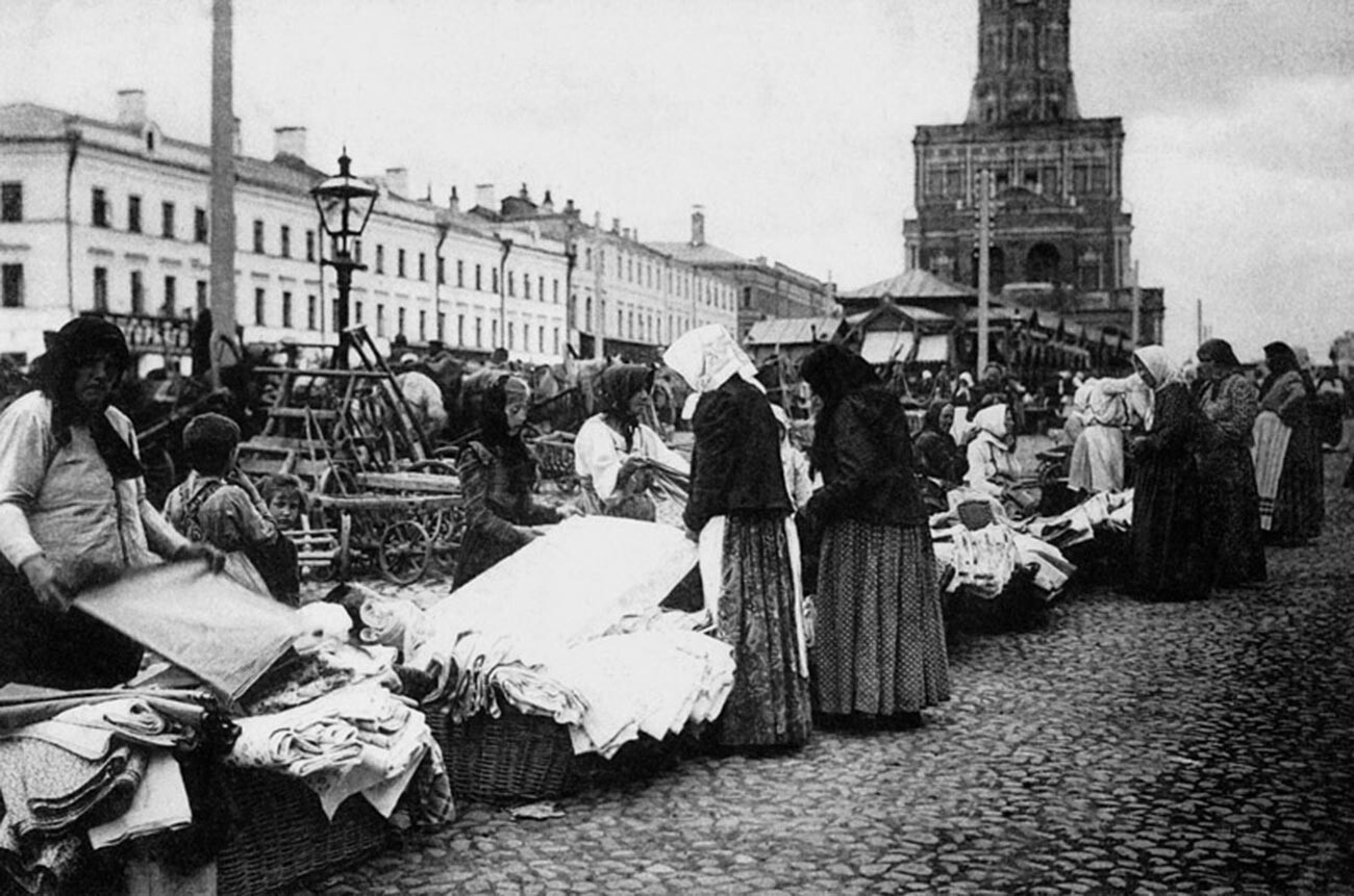 Des vendeuses au marché Soukharevski