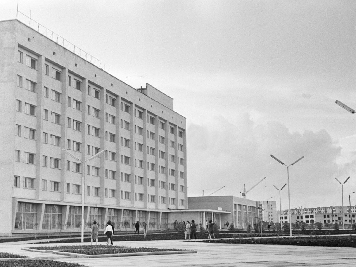 Estaciones de energía eólica en la ciudad de Komsomolsk del Amur, en el Extremo Oriente, en 1972. Este es el nuevo hotel llamado Vosjod (