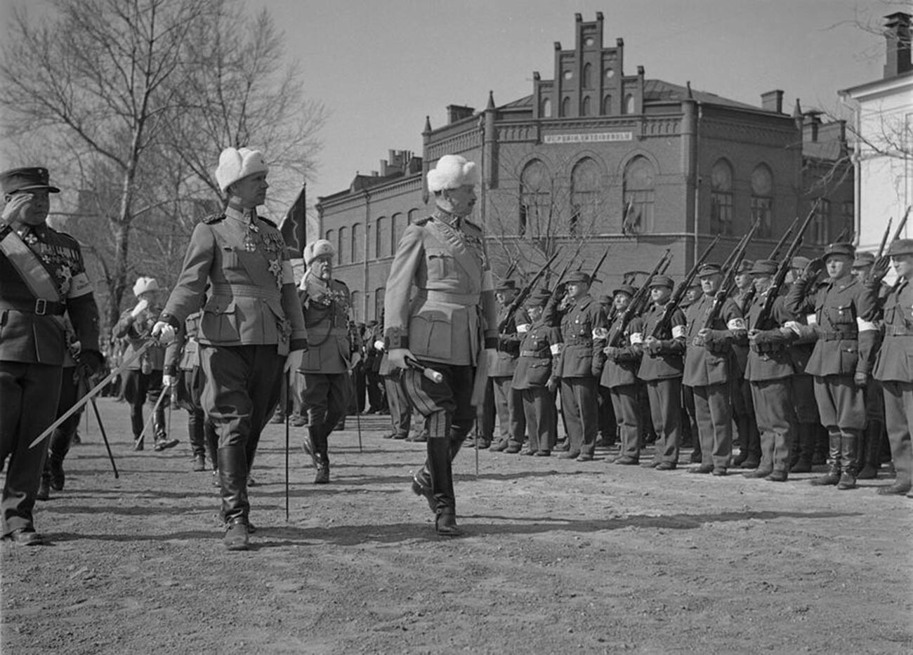 El mariscal Mannerheim inspecciona el desfile en el 20º aniversario de la liberación de Víborg