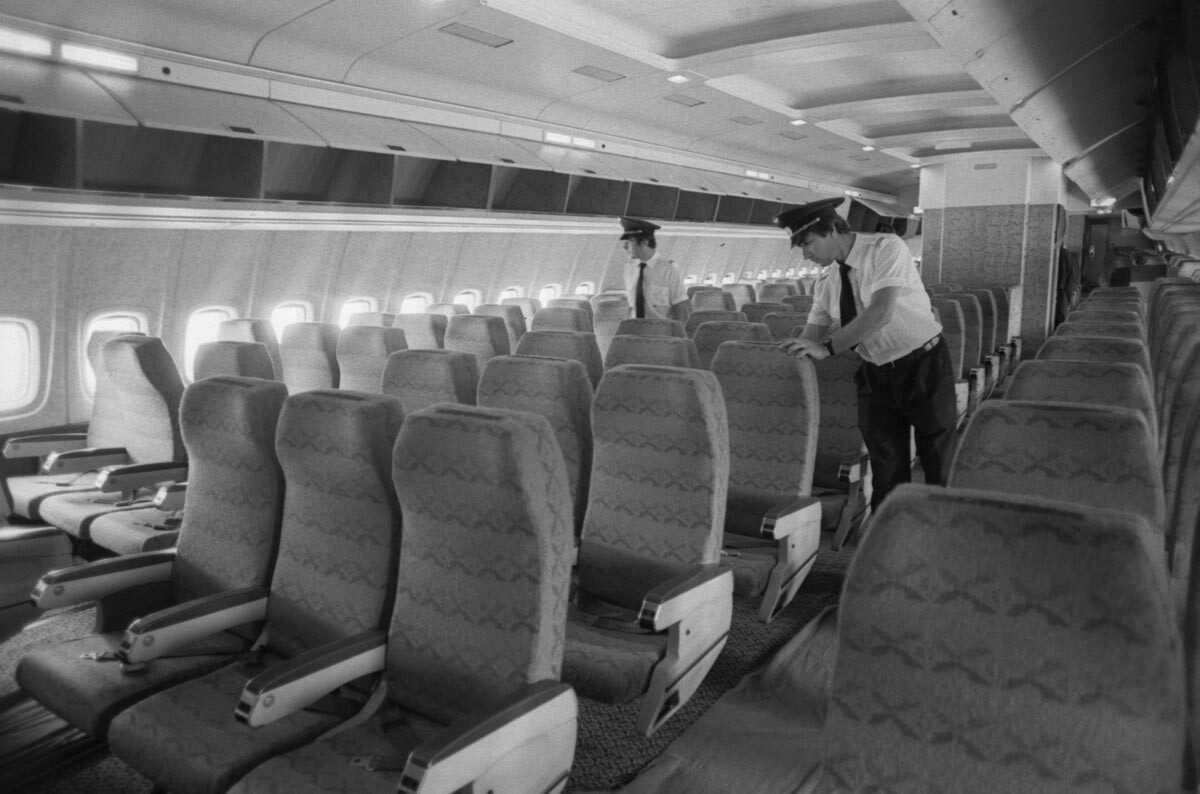 Die UdSSR. 13. August 1985 Besatzungsmitglieder überprüfen die Bereitschaft des Verkehrsflugzeugs, Passagiere aufzunehmen.