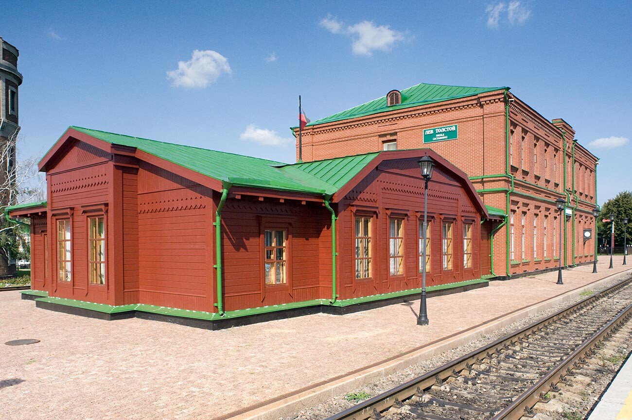 Gare d'Astapovo(maintenant Lev Tolstoï). Ancienne gare ferroviaire (à gauche) et gare principale (construite avant l'arrivée de Tolstoï en 1910)