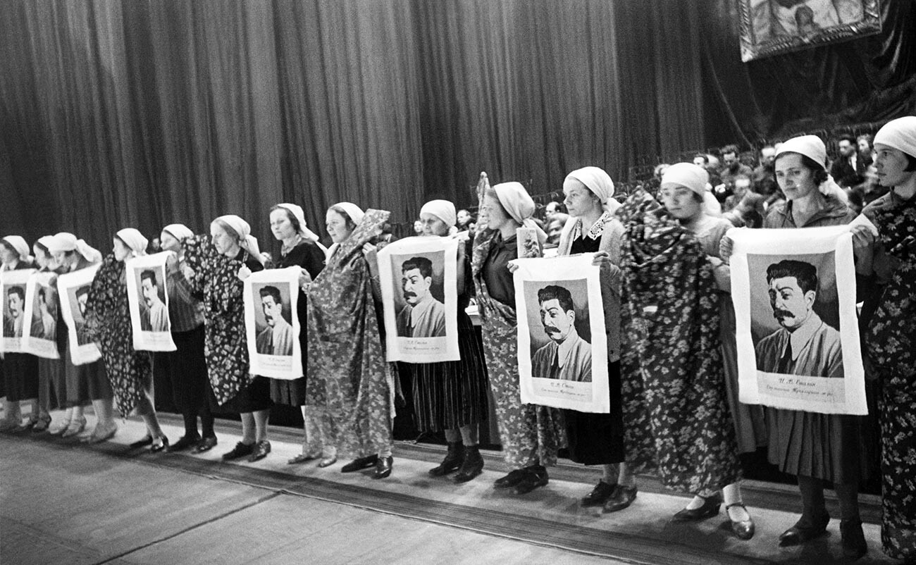 Arbeiterinnen der Moskauer Trjochgornaja-Manufaktur bei einer Versammlung am 8. März, 1935