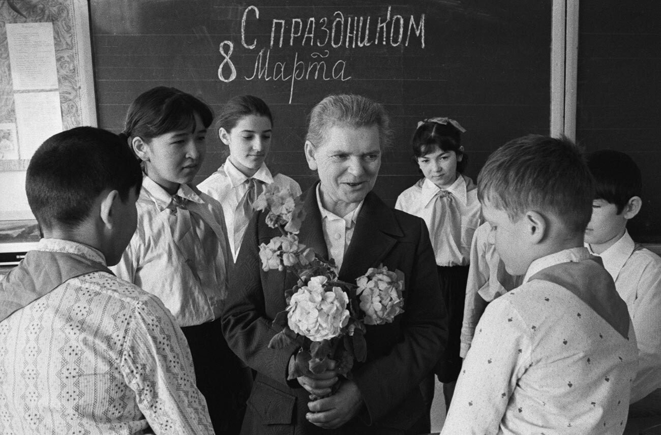 RSS cazaque. 6 de março de 1981 Operadora de colheitadeira da fazenda estatal de Jarkulski, na região de Koktchetaev (Cazaquistão soviético), Lidia Petrovna em conversa com os pioneiros da escola secundária de Jarkulski no Dia Internacional da Mulher