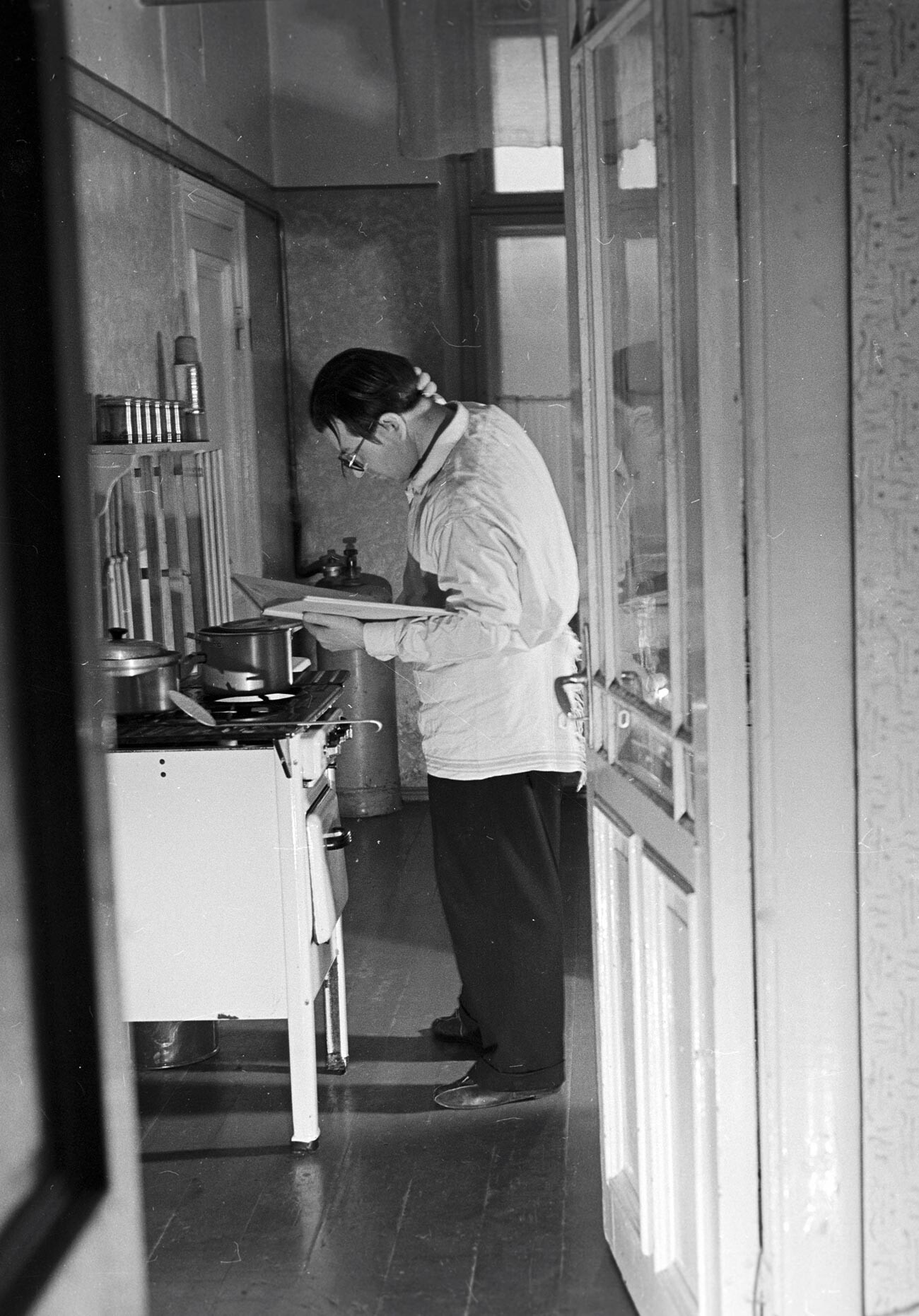 Un hombre prepara una cena para su amada esposa en honor al 8 de marzo